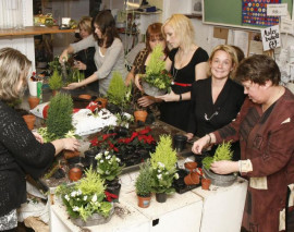 Att skapa blomsterarrangemang kräver inspiration och inlevelse.