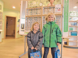 Syskonen Berit, 4 och Harriet Källberg 8 år var två av vinnarna i barnens rittävling.