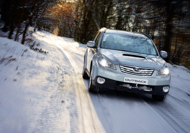 Subaru Outback i vintermiljö