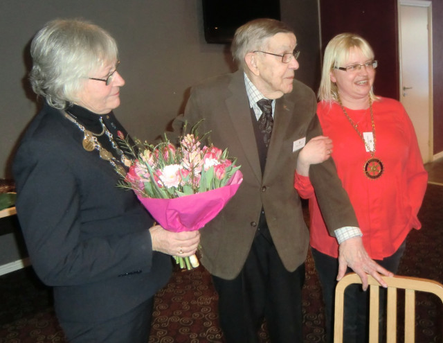 Distriktsguvernör Iréne Andersson och president Helene Åkerlind uppvaktar Håkan Lönnquist, honorär medlem