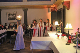 Gävle Lucia tågar in.