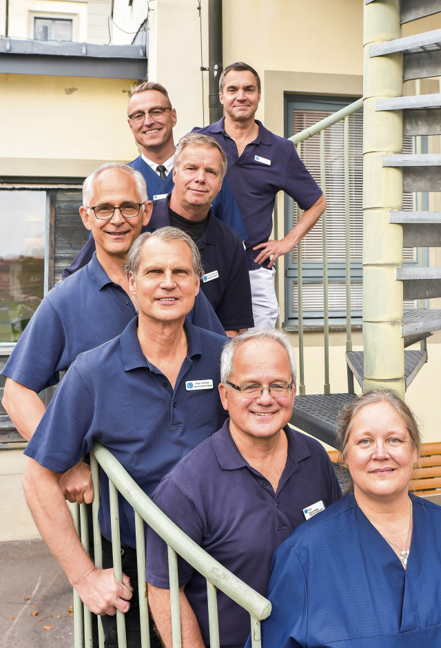 Bild på läkargruppen, Capio Gävle Hälsocentral med Helena längst fram, därefter doktorerna Stig, Peter, Sven-Erik, Hans-Peter och Anders